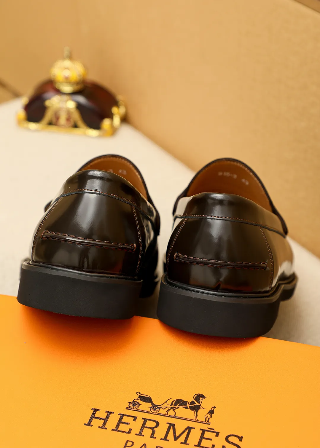 Men's shoes 💰460 💐 Product trademark: HERMES "Hermès" casual leather shoes Regular size: 38-44 (45.46🉑️customized) Product materials: Selected imported first-layer open-edge beaded cowhide leather upper + luxury hardware buckle, imported water-dyed 🐂 cowhide lining. Strong three-dimensional visual effect, foam outsole Color: 4⃣️colors available